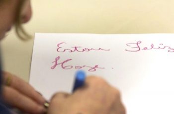 Foto em plano detalhe de uma folha de sulfite com o texto "Estou feliz hoje"