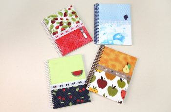 Foto de quatro cadernos com capaz em tecidos e estampas de frutas