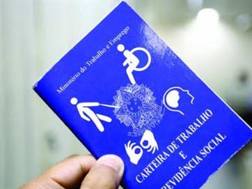 Foto de uma carteira de trabalho. Na capa azul, além do brasão da República Federativa do Brasil, há ícones em branco de diversas deficiências
