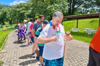 Pessoas em fila com adereços de carnaval