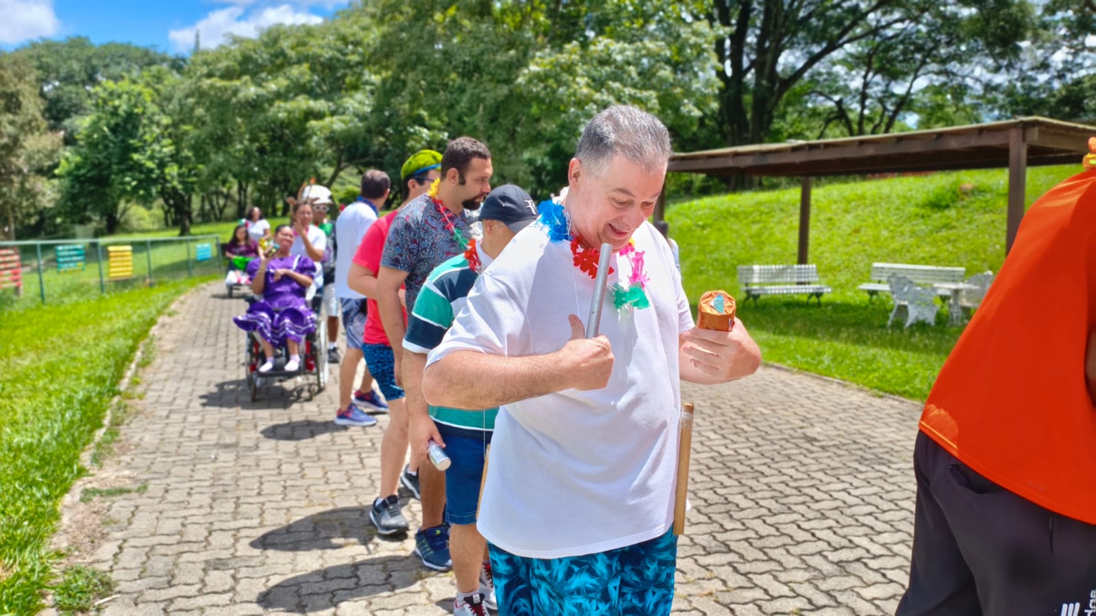 Pessoas em fila com adereços de carnaval