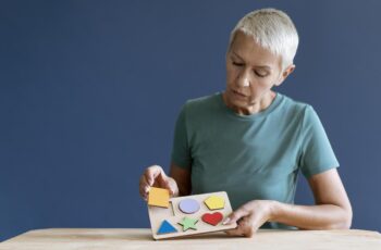 mulher madura fazendo terapia ocupacional